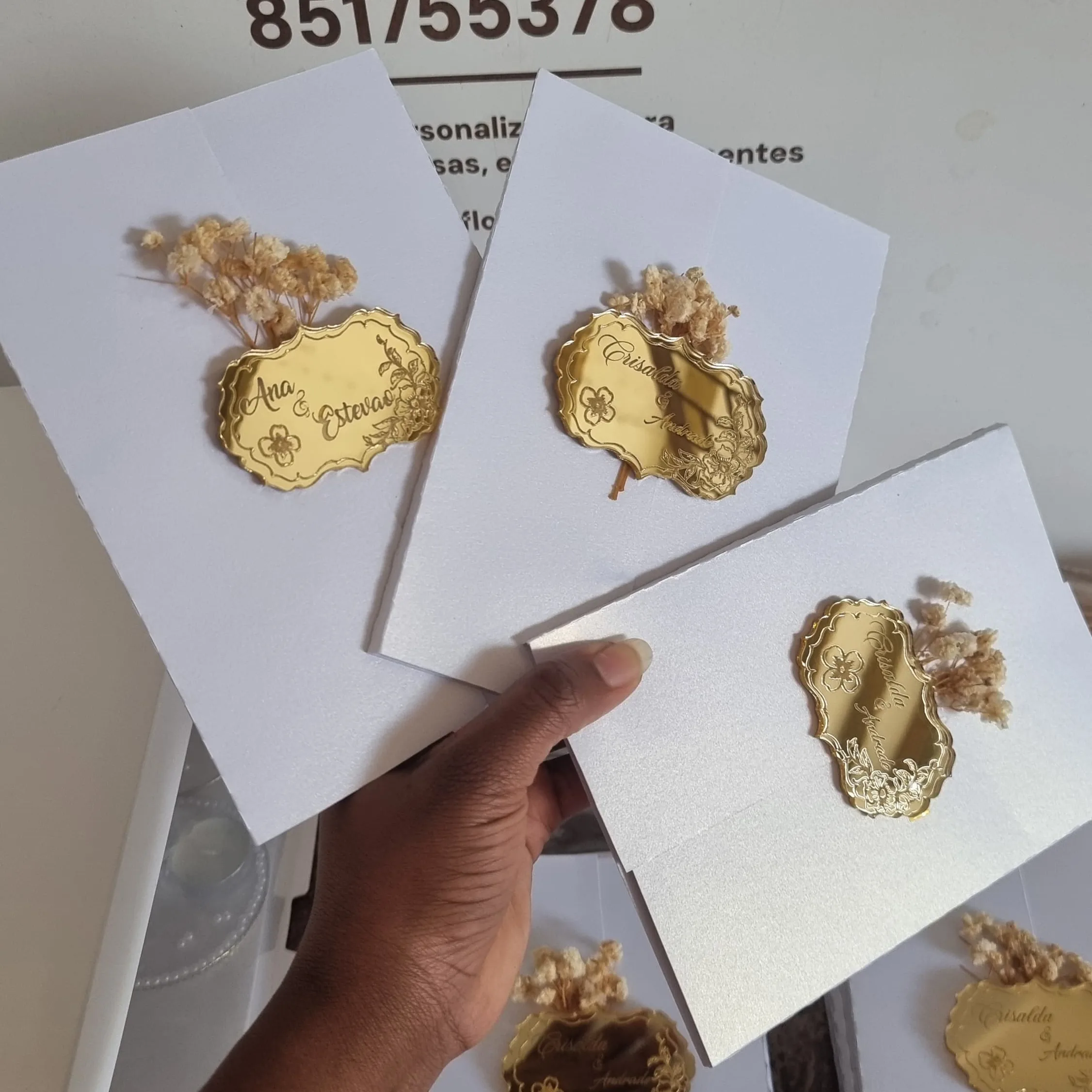 Convite de Casamento Luxo em Acrílico Espelhado Dourado com Flores Secas e Pérolas 5