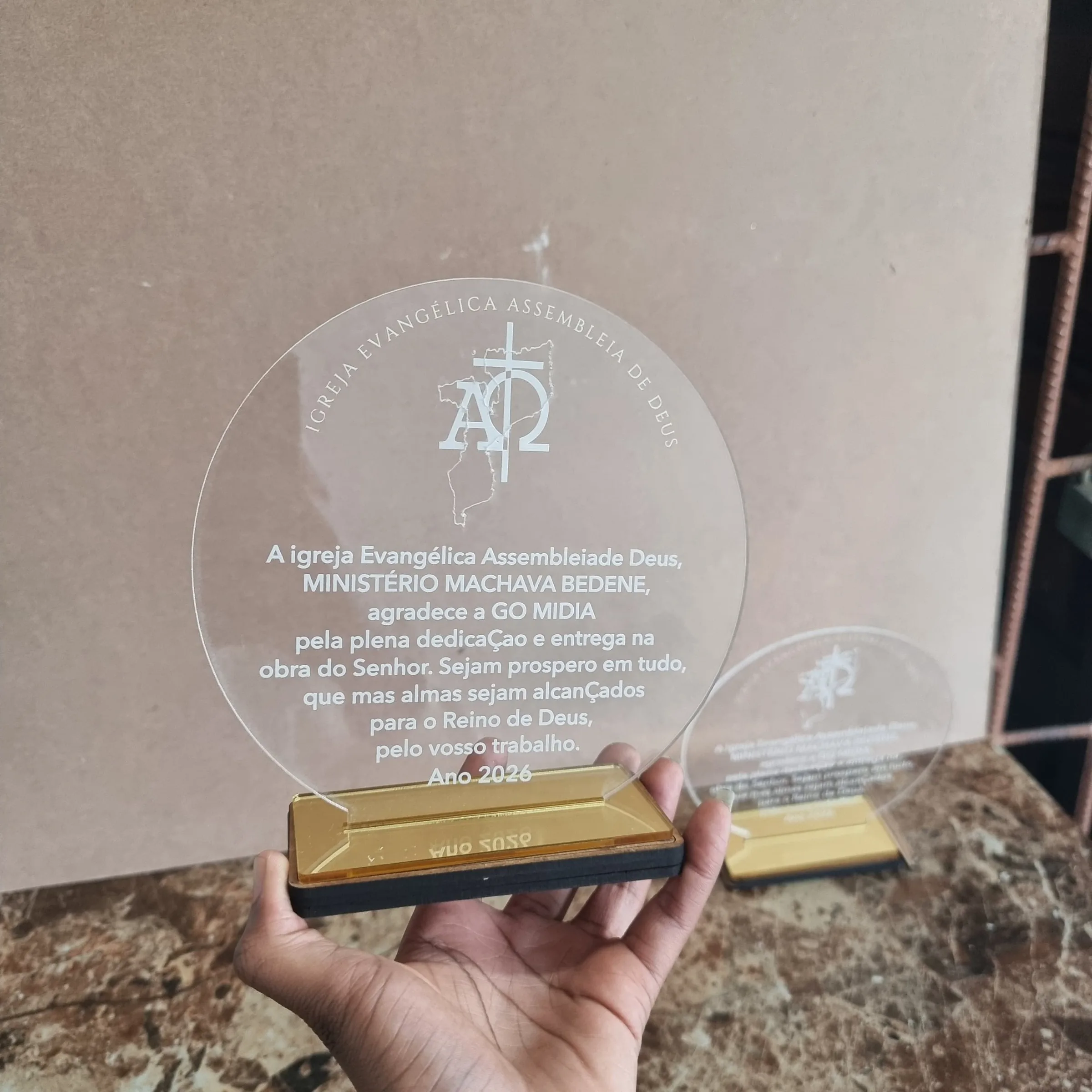 Troféu de Homenagem Circular em Acrílico Transparente com Base Dourada