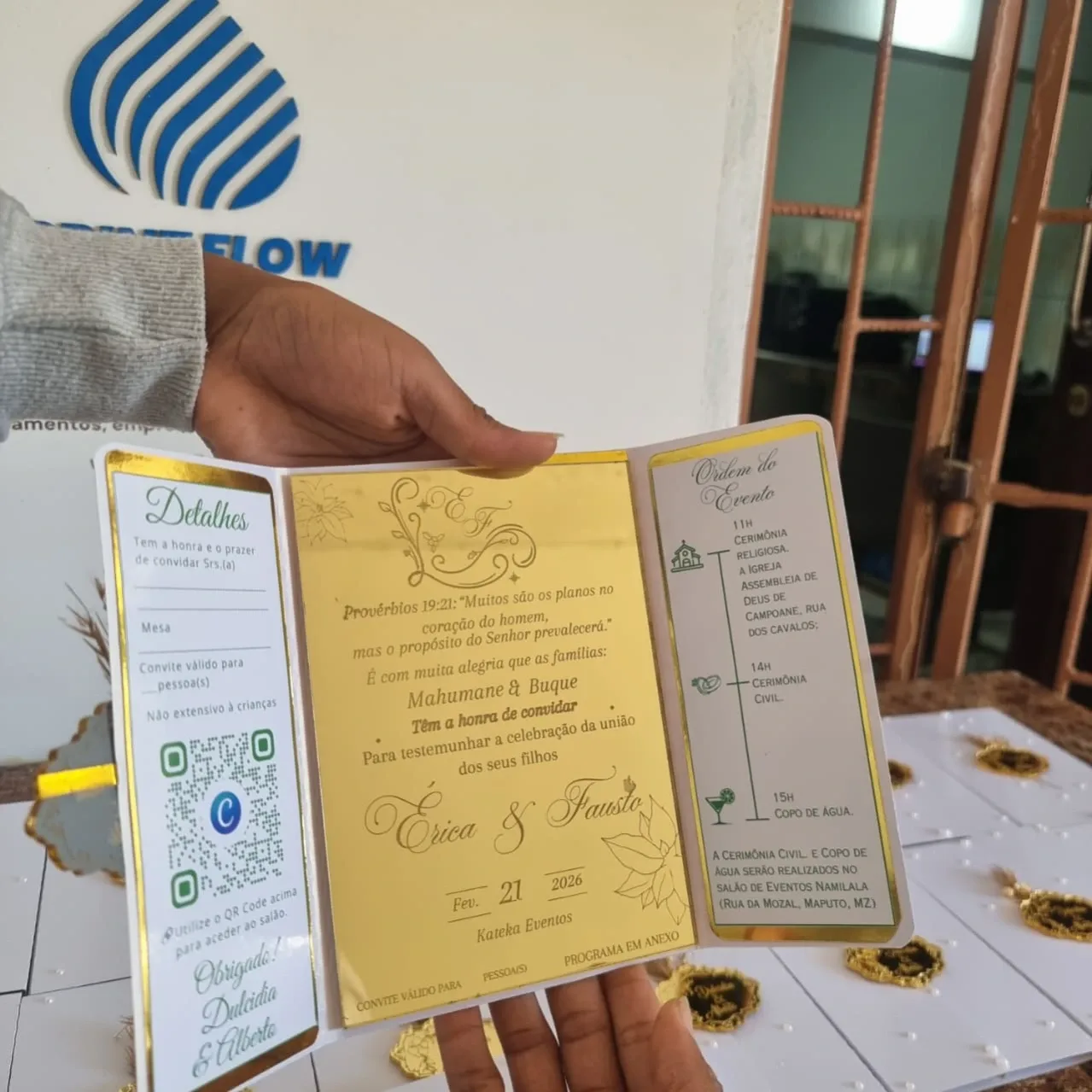 Convite de Casamento Minimalista com Lacre Espelhado Dourado 2