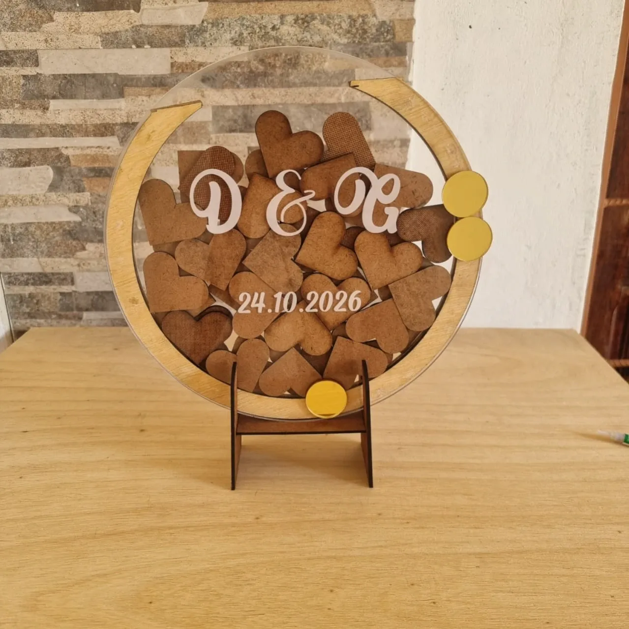 Quadro de Assinaturas com Corações de Madeira