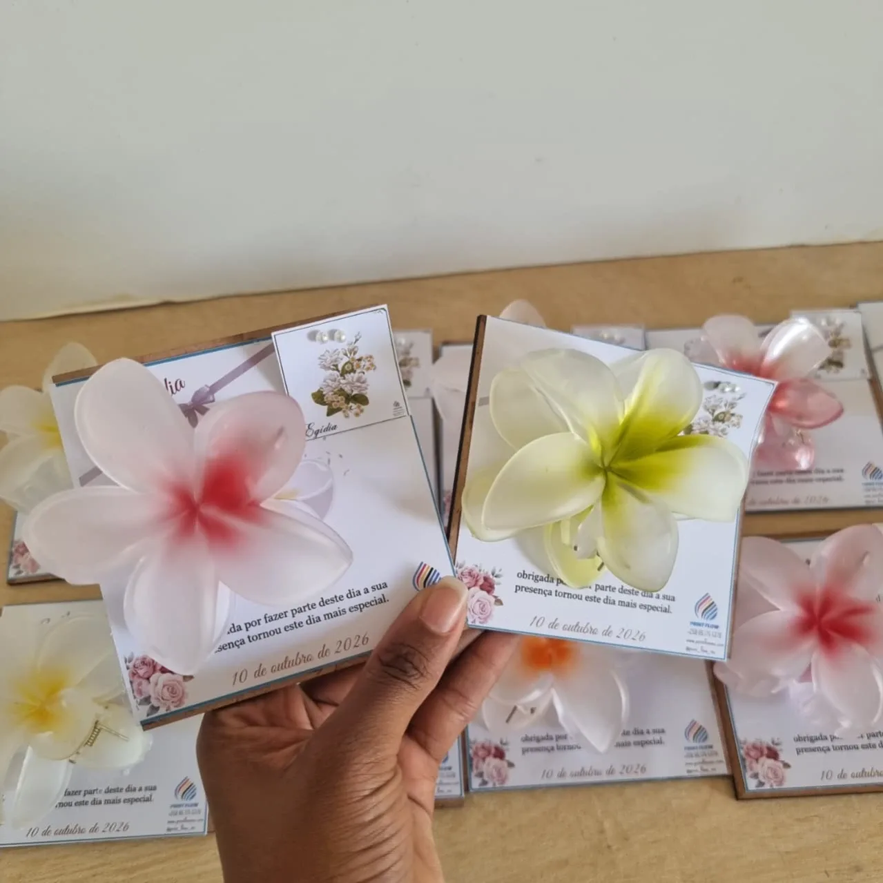 Kit Lembrancinha pega de cabelo floral e brincos