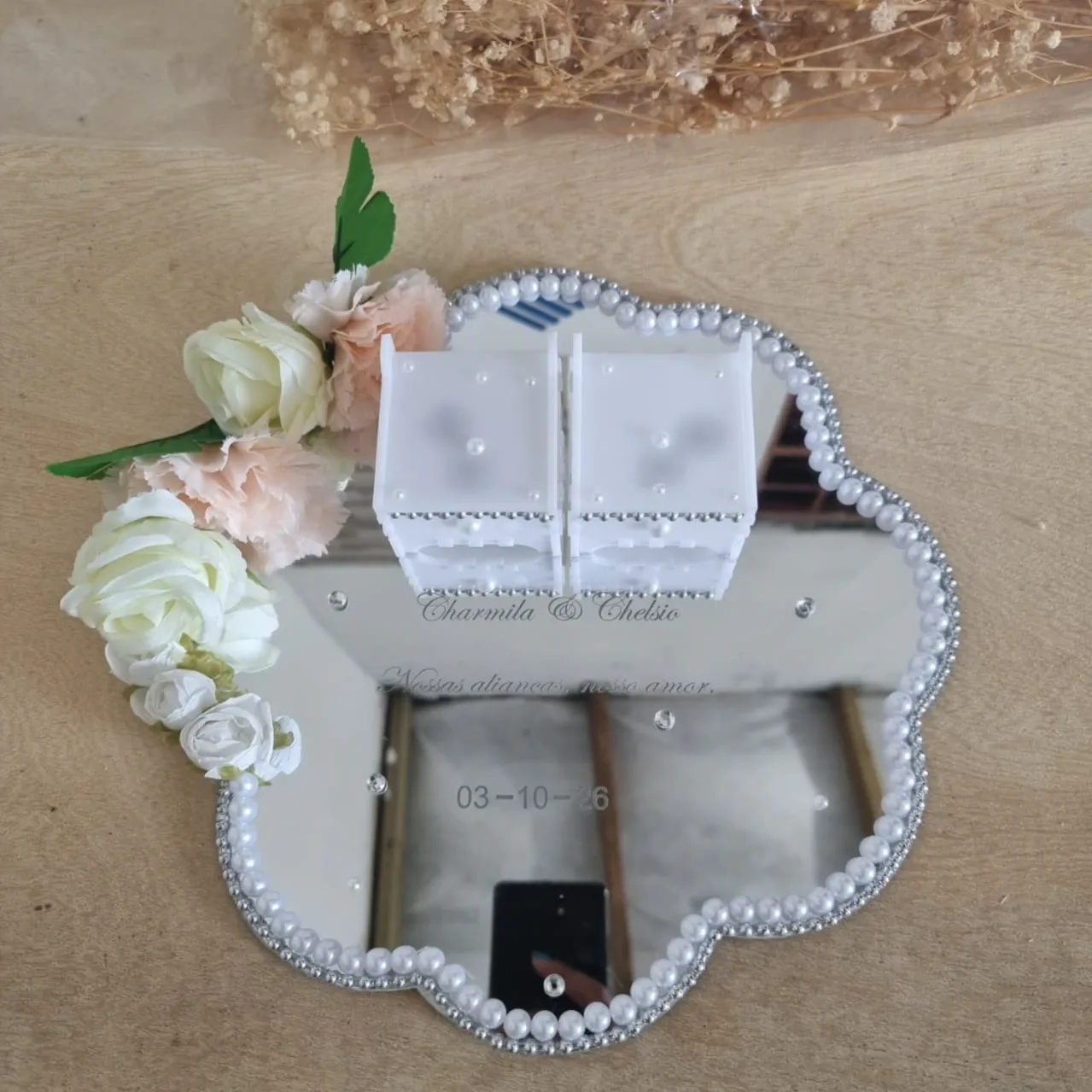 Porta-Alianças Espelhado em formato de nuvem/flor e Moldura de Pérolas