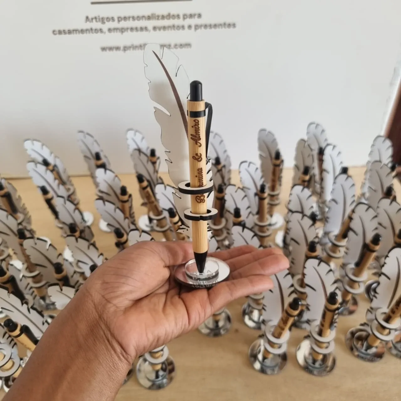 Porta-Caneta de Mesa em Forma de Pena Personalizado com Caneta