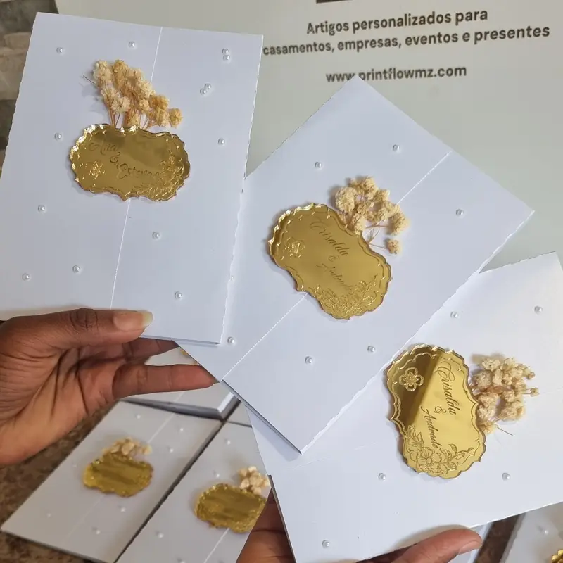 Convite de Casamento Luxo em Acrílico Espelhado Dourado com Flores Secas e Pérolas 3