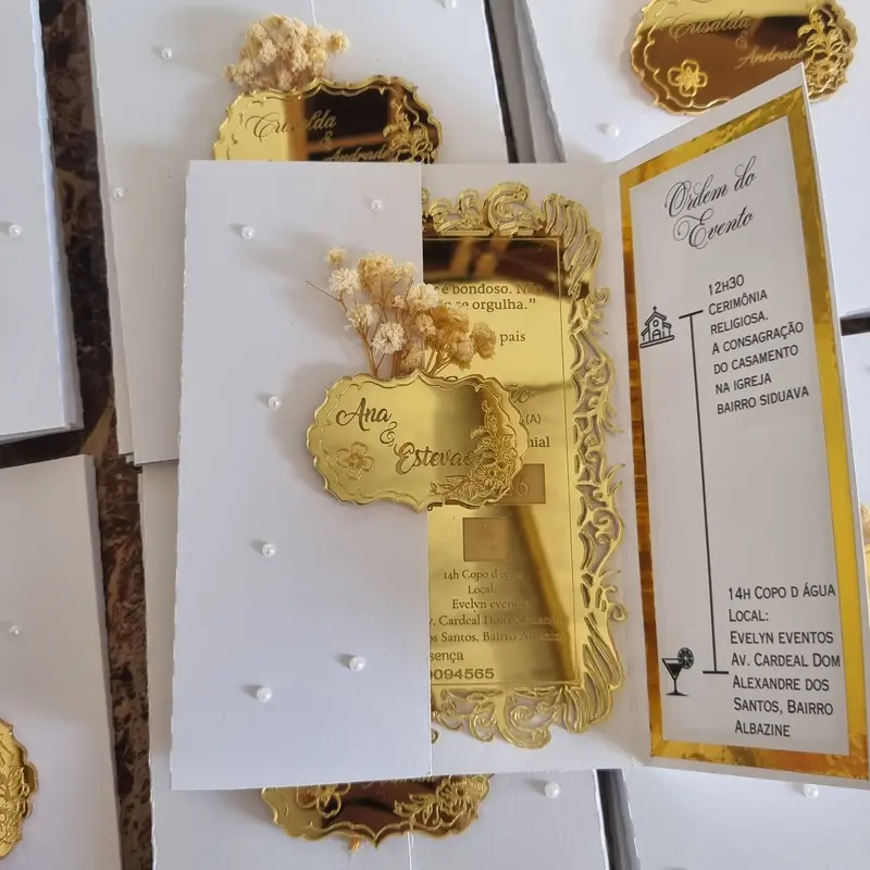 Convite de Casamento Luxo em Acrílico Espelhado Dourado com Flores Secas e Pérolas 2