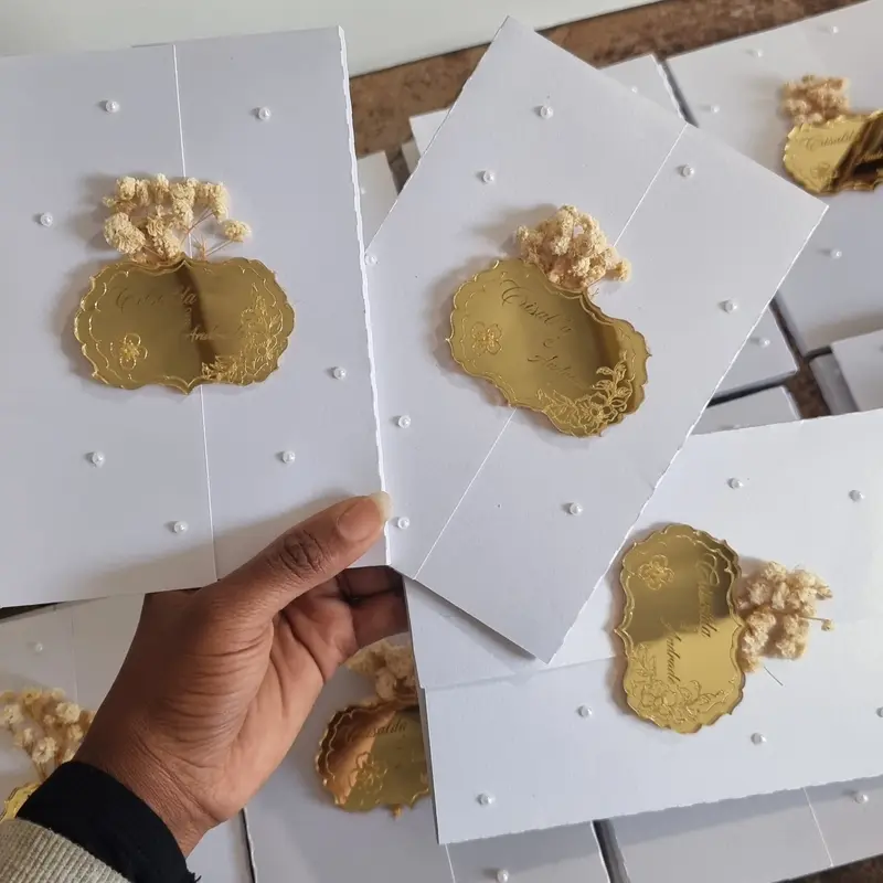 Convite de Casamento Luxo em Acrílico Espelhado Dourado com Flores Secas e Pérolas 4