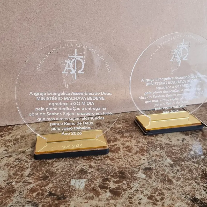 Troféu de Homenagem Circular em Acrílico Transparente com Base Dourada 2