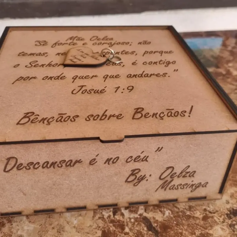 Uma caixa box de presente feita a madeira personalizada 1