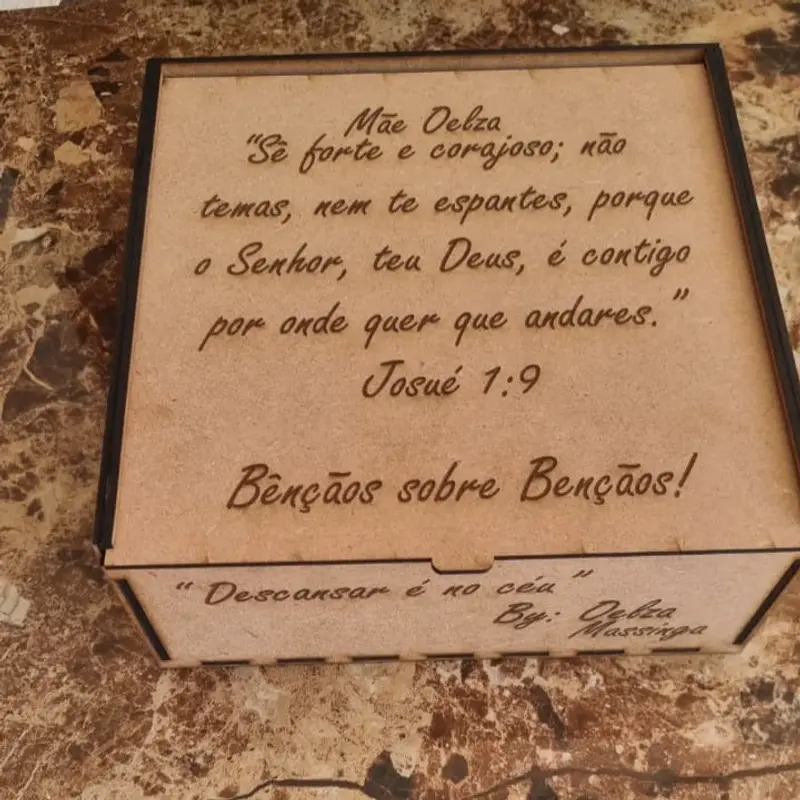 Uma caixa box de presente feita a madeira personalizada 2
