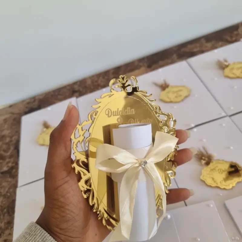 Convites de Casamento Moldura de Espelho Dourado com Pergaminho 3