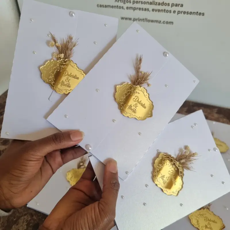 Convite de Casamento Minimalista com Lacre Espelhado Dourado 3