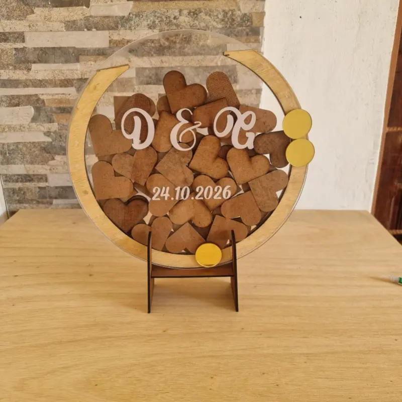 Quadro de Assinaturas com Corações de Madeira 1