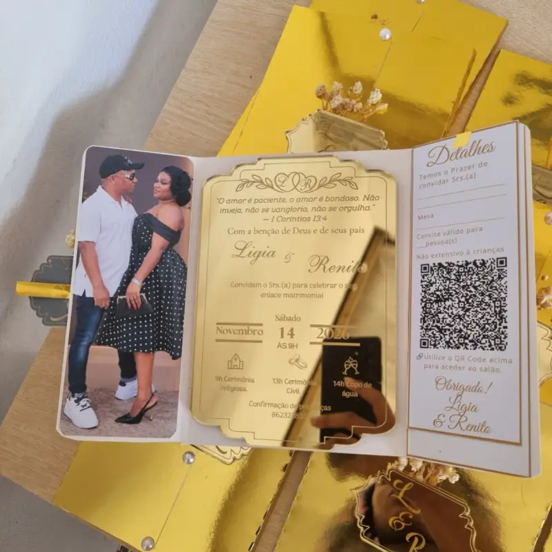 Convite Tríptico Acrílico Cristal com Moldura Dourada e QR Code 1
