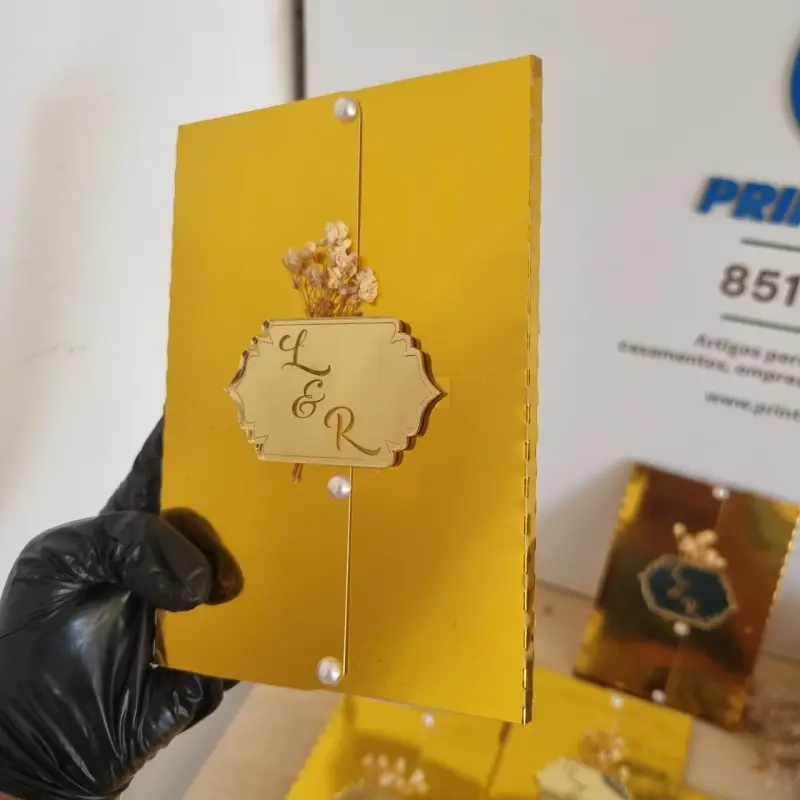 Convite Tríptico Acrílico Cristal com Moldura Dourada e QR Code 2