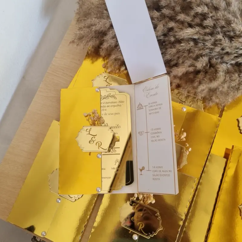 Convite Tríptico Acrílico Cristal com Moldura Dourada e QR Code 3