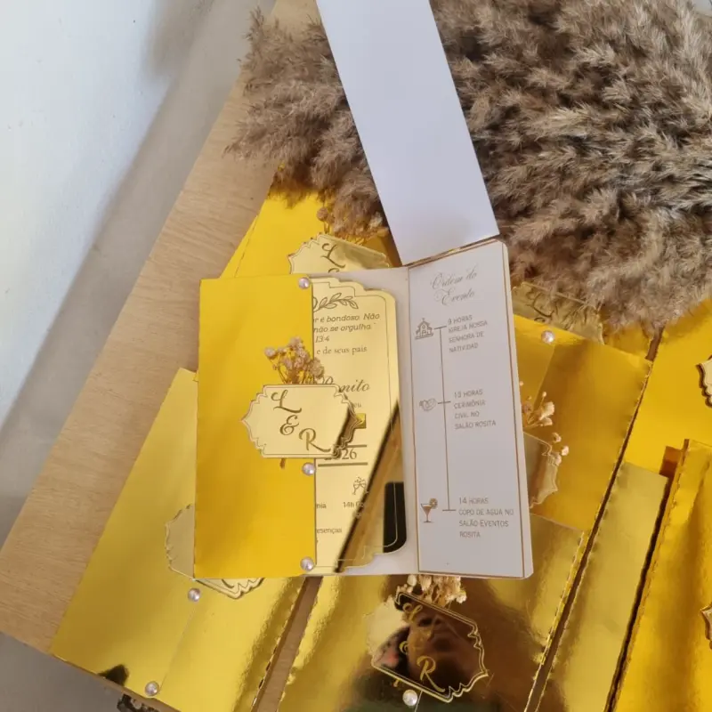 Convite Tríptico Acrílico Cristal com Moldura Dourada e QR Code 4