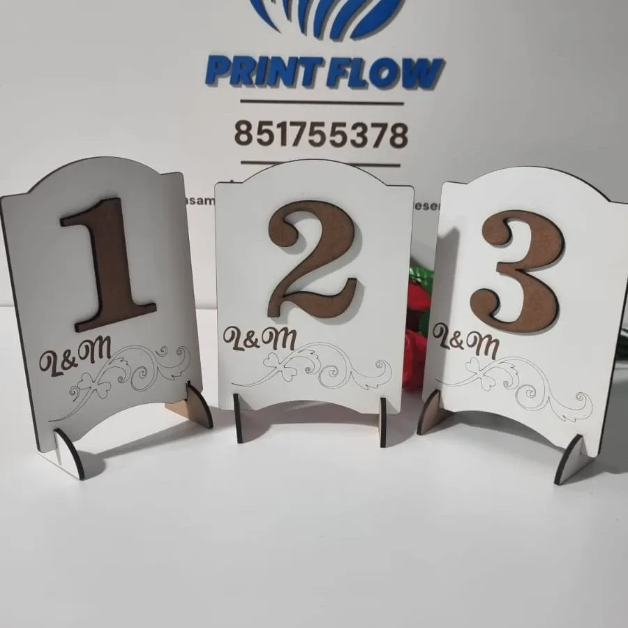 Indicador de Mesa em Madeira MDF Premium